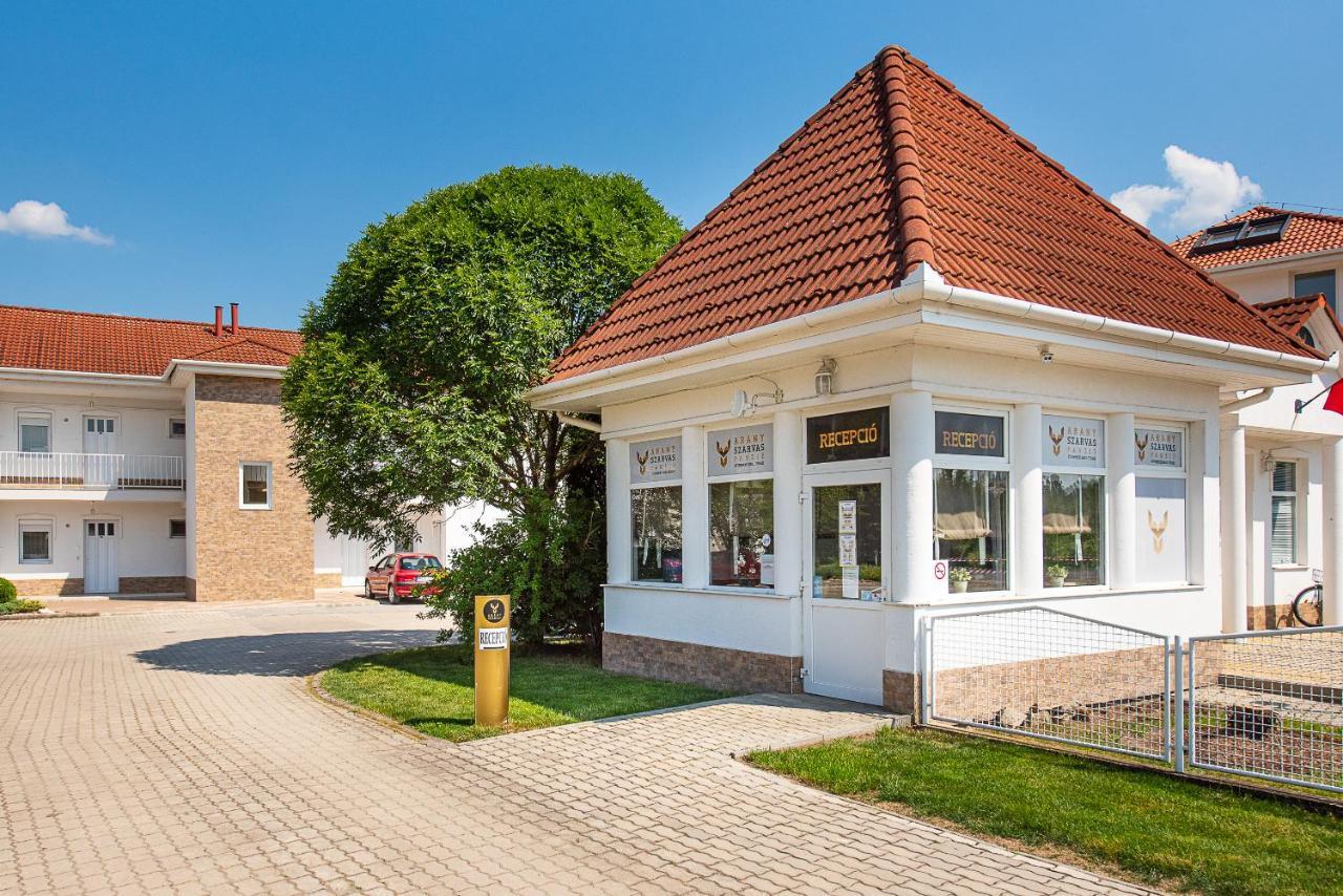 Aranyszarvas Panzio, Etterem Es Grillterasz Apartment Exterior photo