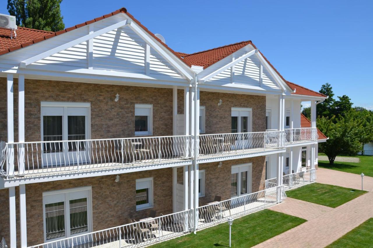 Aranyszarvas Panzio, Etterem Es Grillterasz Apartment Exterior photo